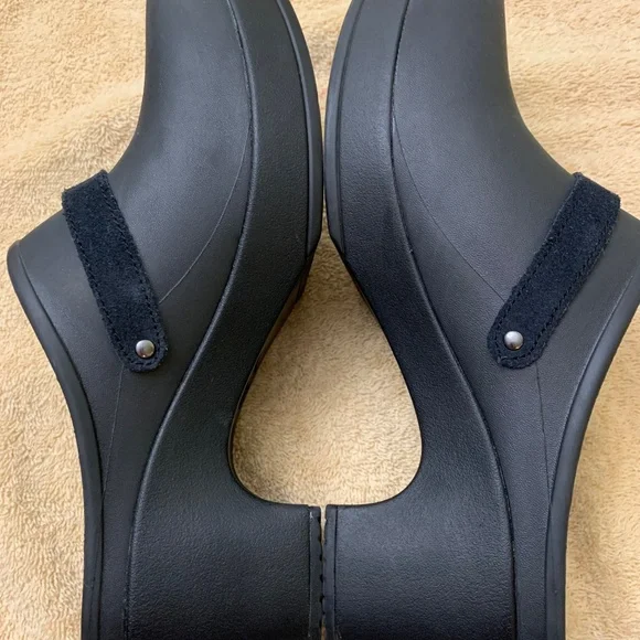 Crocs Clogs - Picture 7 of 8